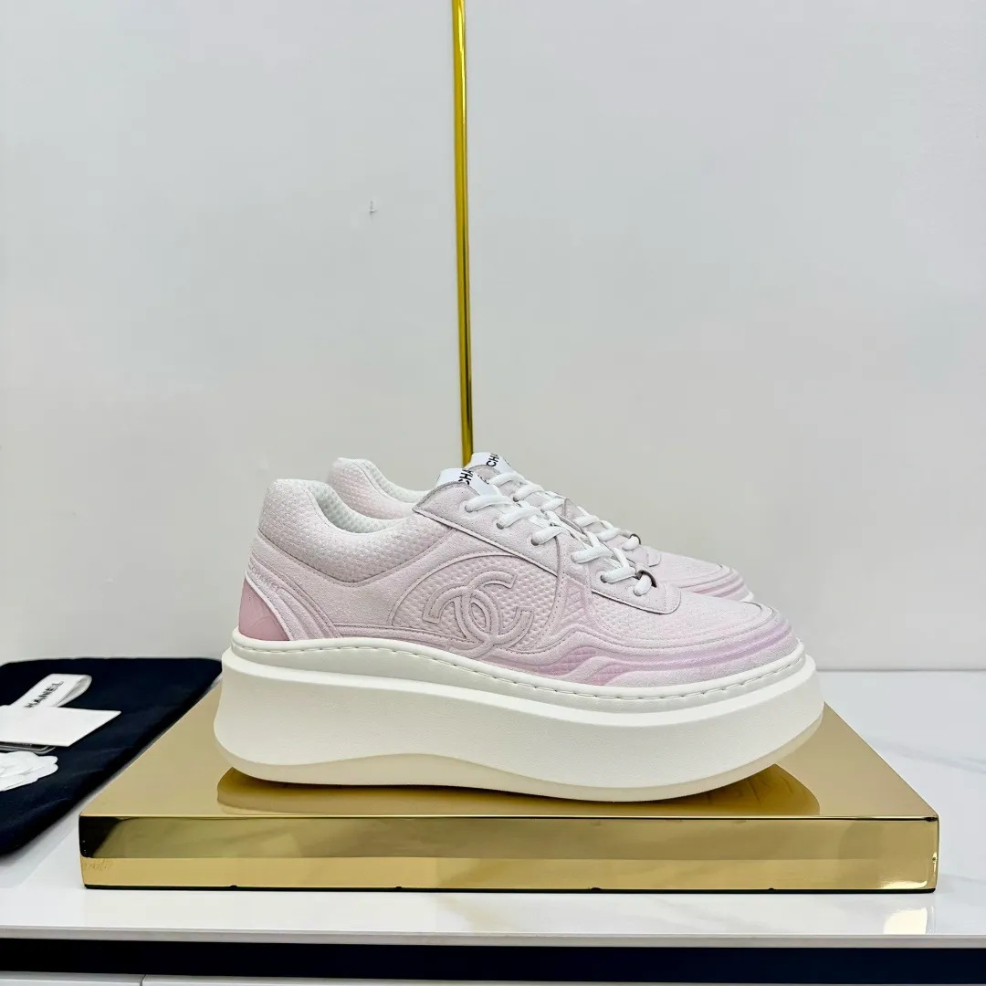 👟👟Ex-factory price 680👟👟 Upgraded version, upgraded version, upgraded version! No rebuttal accepted! ! ! ! Chanel Chanel panda shoes! 2025 counter's top casual sports shoes. This classic design; the upper is electro-embroidered with a variety of techniques; the outsole is fashionable and sporty; the unusual inclusion of a variety of color matching elements... The diversified mix and match is very good-looking and versatile, and can be used for leisure, fashion, sports, and outdoor... ꫛꫀꪝ Go➫ Materials: ❶Upper made of: original imported first-layer silk cowhide + original waterproof cloth + original first-layer cowhide ❷Inner lining: Original Yangli+Net ❸Outsole based on: Original TPU combination outsole Counter boutique packaging complete set for women 35–41 👉 👉 👉 👉 👉 👉 👉